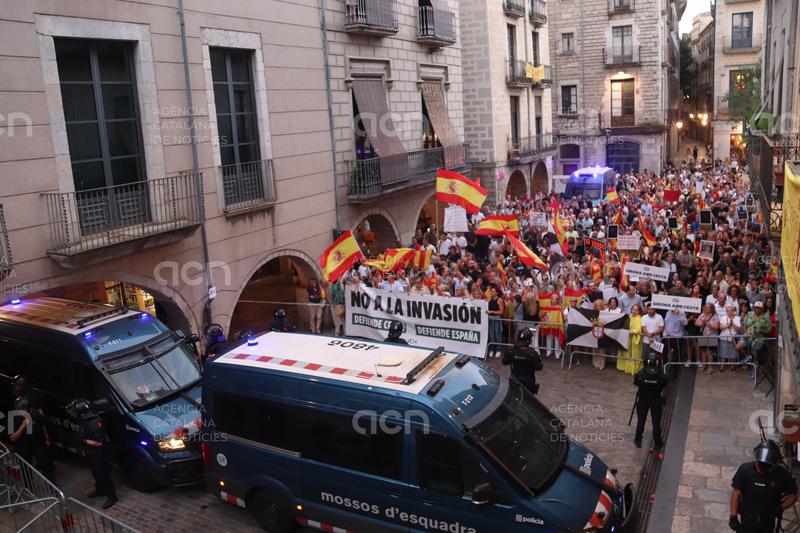 La plaça del Vi de Girona es divideix en dos i un cordó policial vigila les concentracions oposades de Ceuta