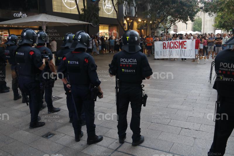 Dues manifestacions contràries per Ceuta omplen l'Eix Comercial de Lleida enmig d'una forta presència policial