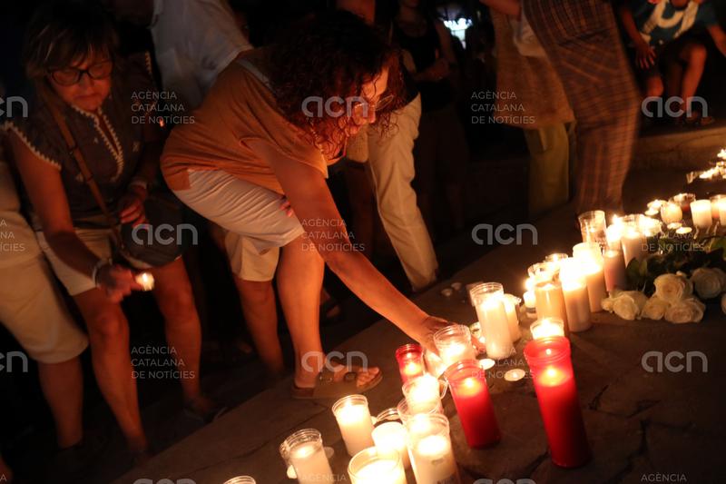 Més d'un miler de persones fan a Manresa una marxa silenciosa amb espelmes en record del veí apunyalat mortalment