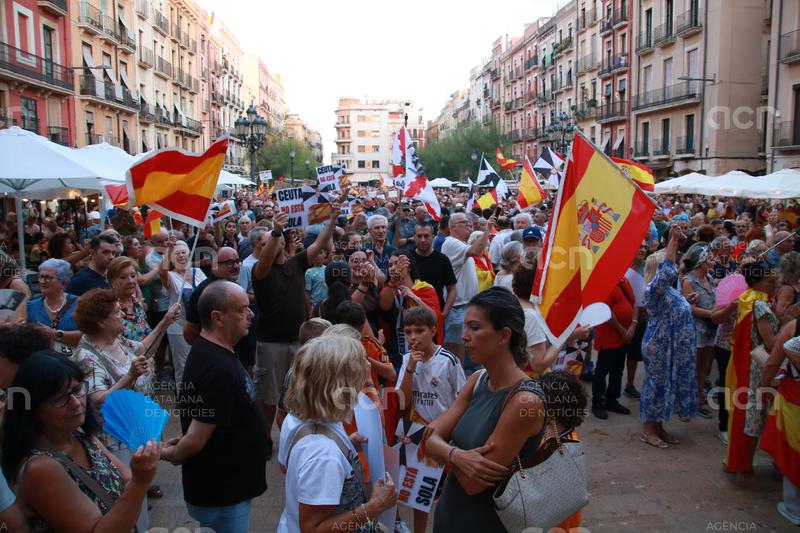Tensió entre un grup d'antiracistes i espanyolistes en la protesta per Ceuta a Tarragona que se salda amb una detinguda