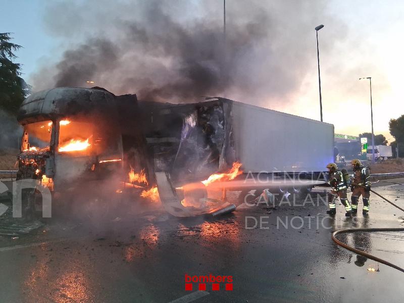 Un carril tallat a l'AP-7 a Cerdanyola del Vallès en sentit sud per l'incendi d'un camió
