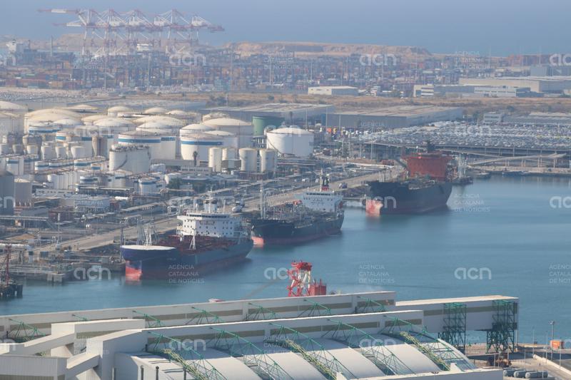 Deu ferits, un d'ells crític, per intoxicació de CO aquesta nit en un vaixell al port de Barcelona