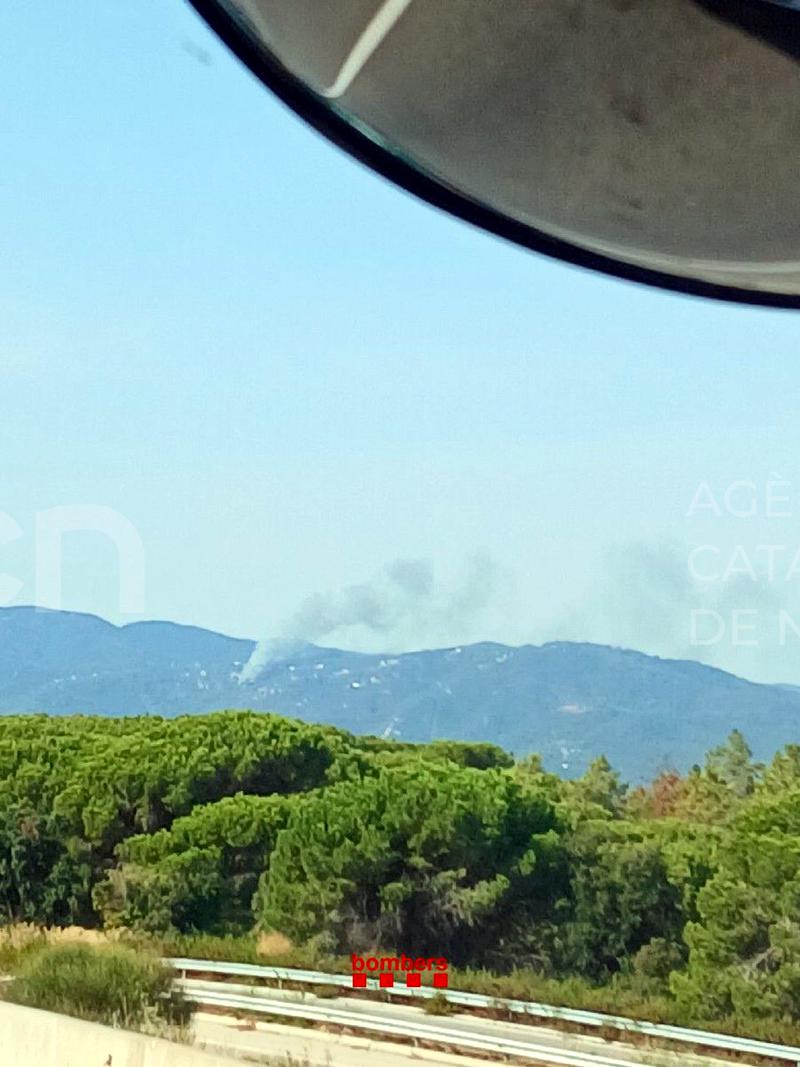 Controlat l'incendi forestal de Tordera i s'aixeca el confinament de les urbanitzacions de Can Camps i Roca-Rossa
