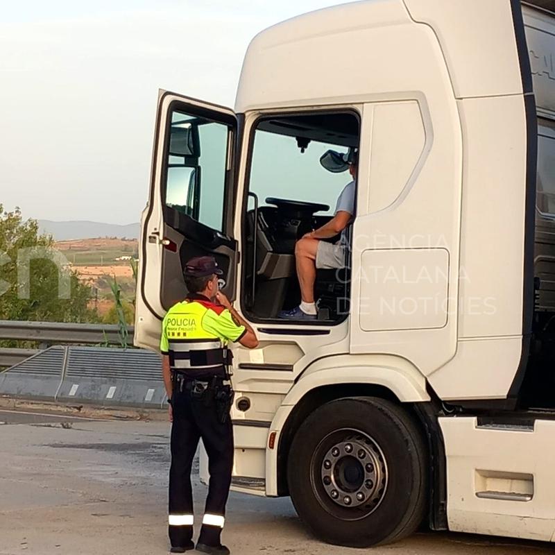 Un detingut i una quinzena de denúncies en un macrocontrol de camions de transport a l'AP-7 a l'Alt Penedès