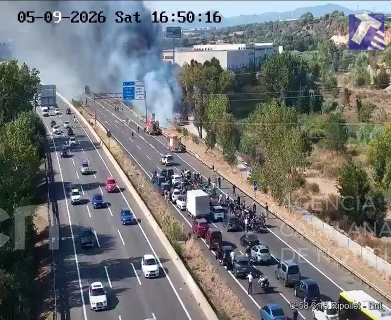 Els Bombers estabilitzen l'incendi al voral de la c-58 a Ripollet i s'ha pogut obrir un carril a la circulació