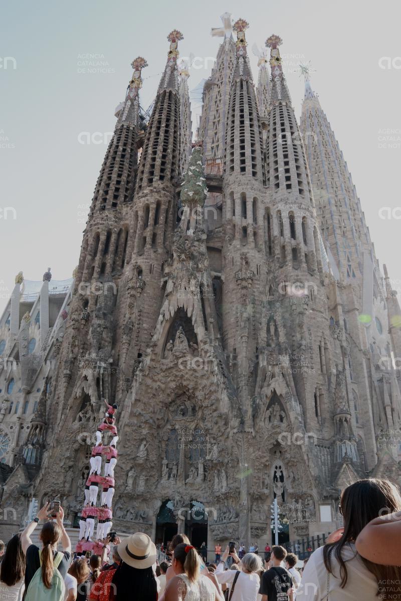 Valls alça castells a la Sagrada Família per homenatjar Antoni Gaudí