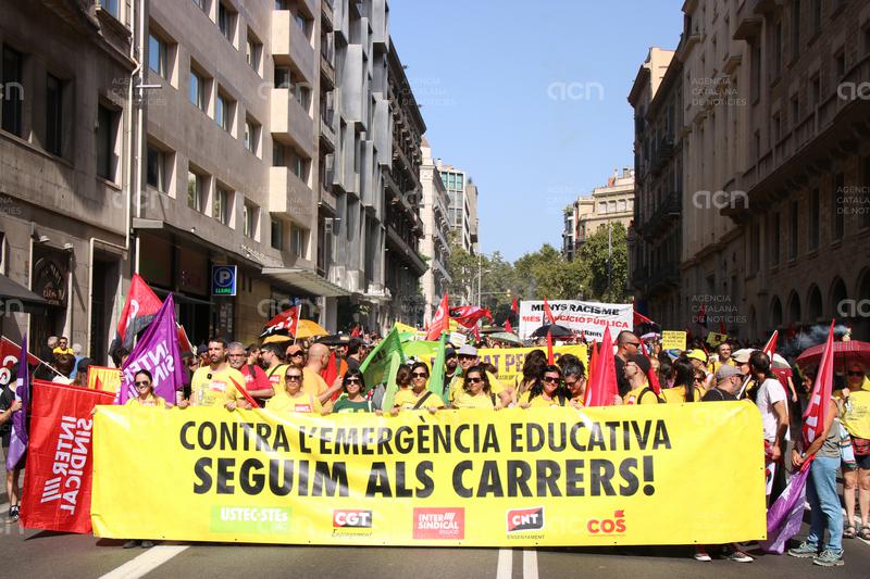 Els docents omplen el centre de Barcelona durant la vaga del primer dia de curs