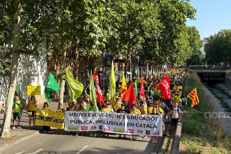 Uns 650 docents es manifesten a Girona i deixen clar al Govern "que només és un avís" a principi de curs
