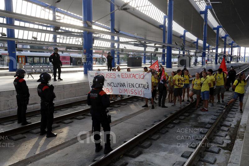 El tall de les vies de l'alta velocitat marca la jornada de vaga dels docents a Lleida