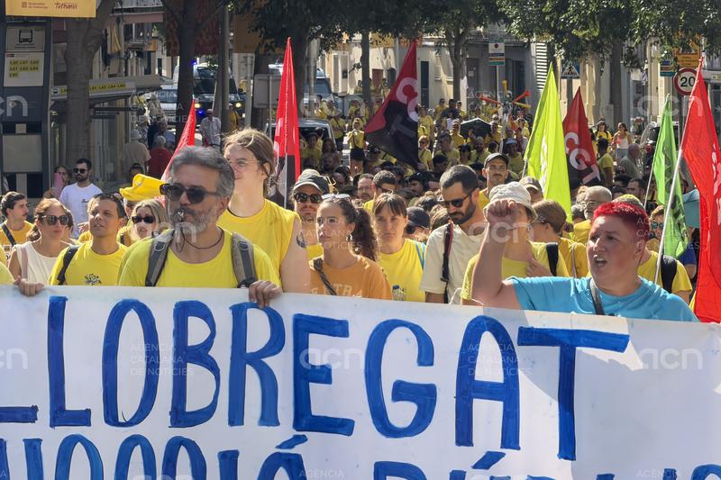 Uns 300 docents del Baix Llobregat es mobilitzen fins els Serveis Territorials d’Educació a Sant Feliu