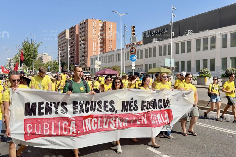 Centenars de docents es manifesten a Sabadell en el primer dia lectiu del curs en defensa de l'escola pública