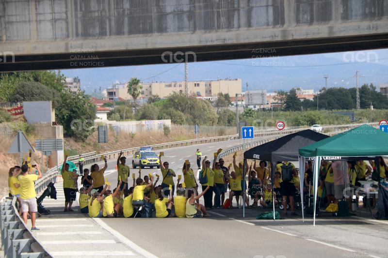 La protesta ebrenca de la vaga de docents talla la carretera N-340 a l'altura d'Amposta