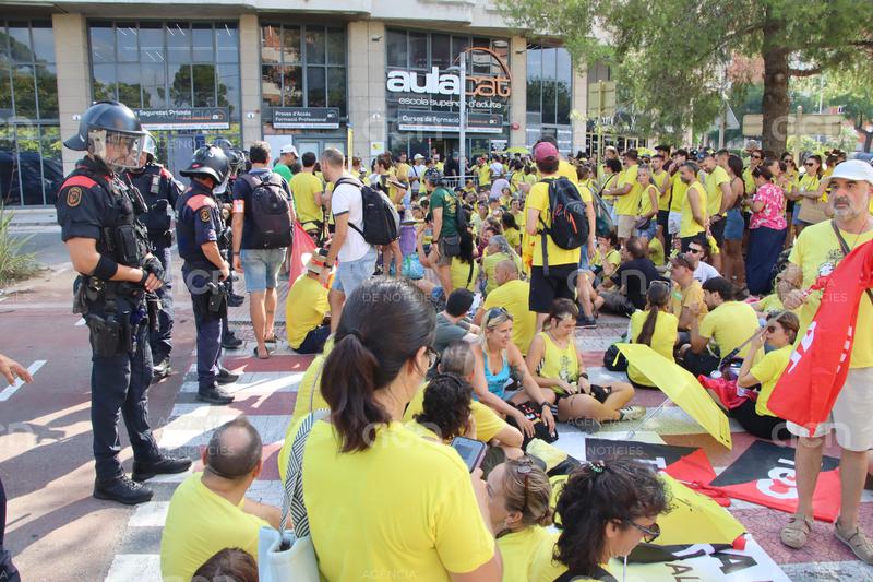Uns 500 docents es manifesten a Tarragona el primer dia de curs