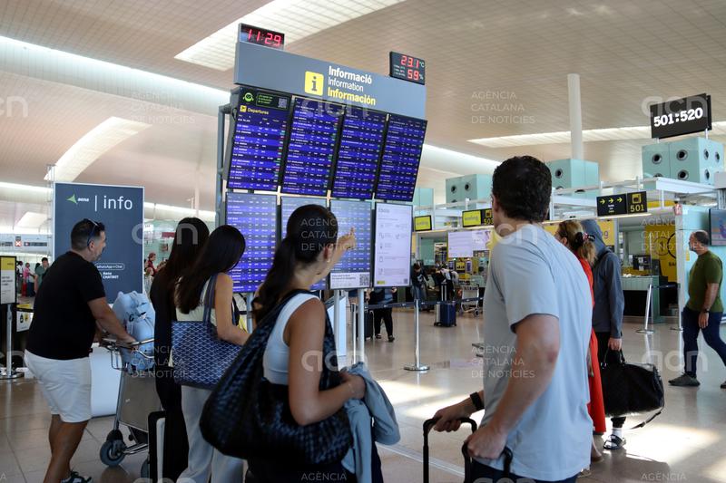 L'aeroport del Prat recupera progressivament l'operativa després d'unes 30 cancel·lacions per les tempestes