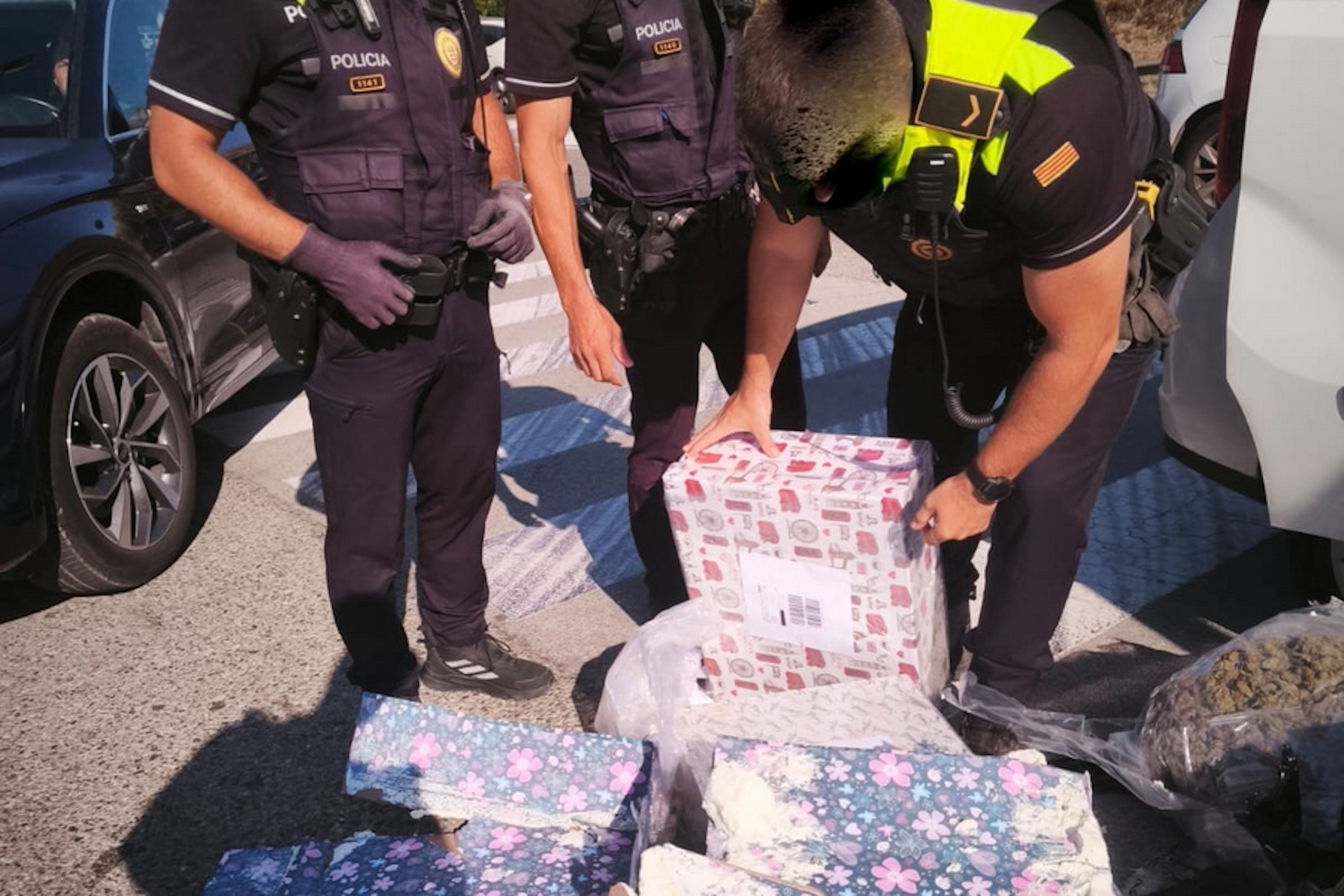 Enxampen una furgoneta amb 21,5 kg de marihuana amagats en paquets de regal a Blanes