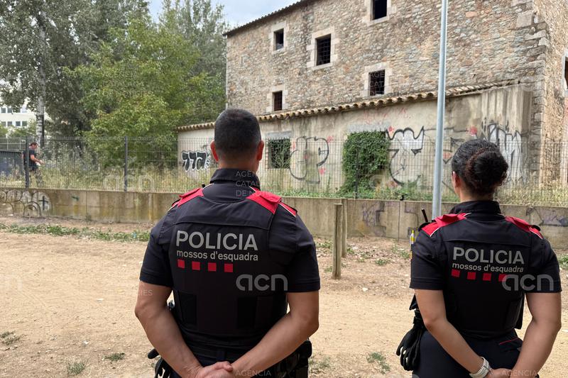 Desallotgen dinou persones que ocupaven la masia de Cal Gras del barri de Santa Eugènia de Girona
