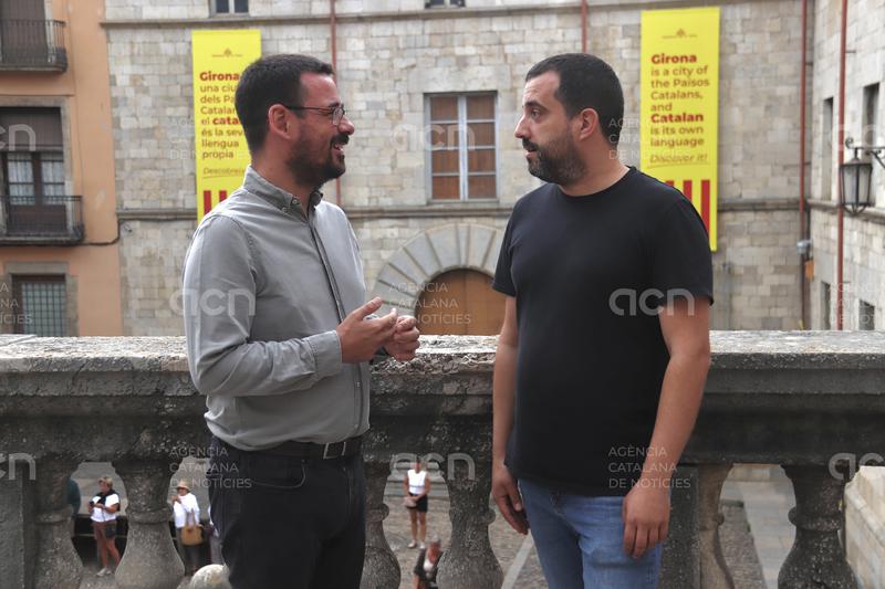 Girona convida els turistes a conèixer la llengua catalana amb pancartes en edificis públics i díptics