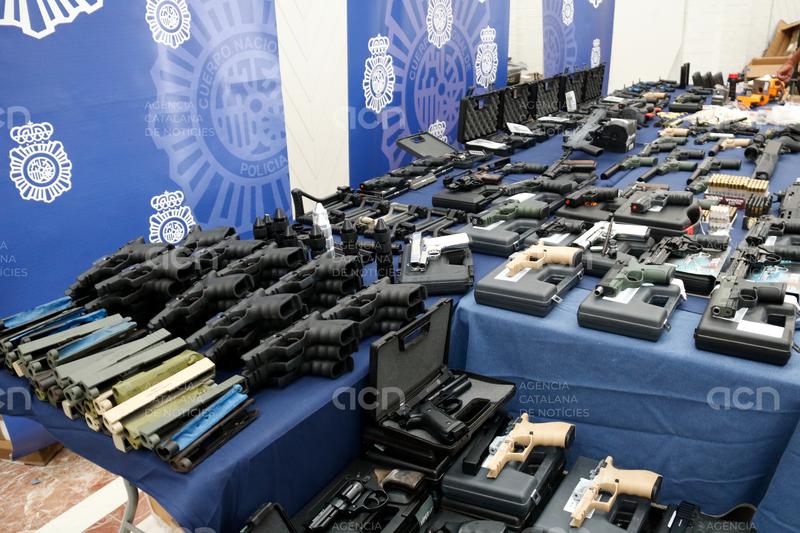 La Policia Nacional requisa 644 armes en un taller clandestí de Figueres, un dels arsenals "més grans" intervinguts