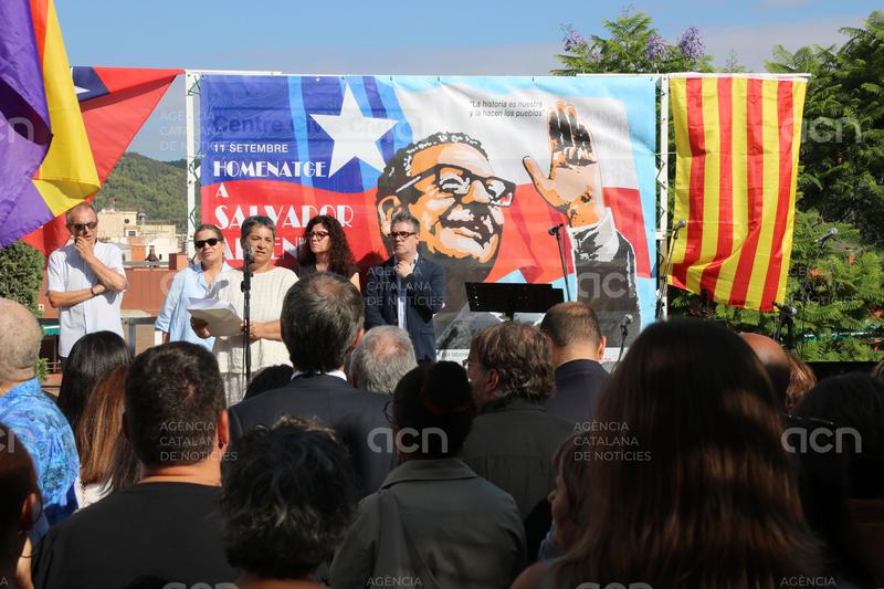 Centenars de persones homenatgen Salvador Allende a Barcelona en el 53è aniversari de la seva mort