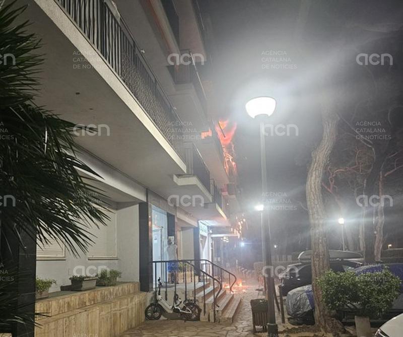 Uns 100 veïns desallotjats preventivament de matinada d'un edifici de Blanes per un incendi i l'explosió d'una bombona