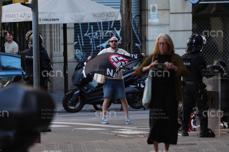 Els concentrats de Núcleo Nacional marxen després de no poder arribar a la plaça Verdaguer de Barcelona