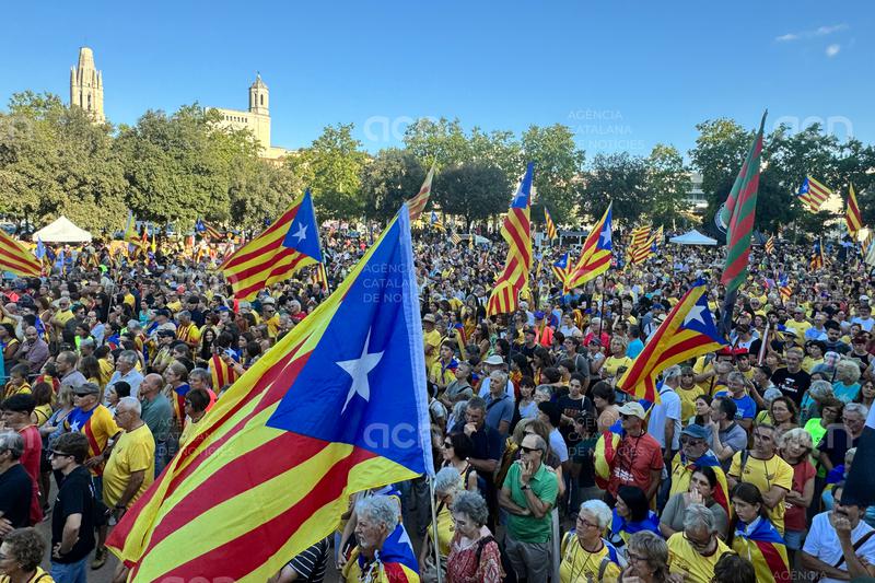 Més d'11.000 persones es manifesten a Girona per la Diada i reclamen deixar els retrets per aconseguir la independència