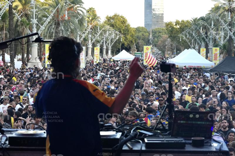 La Festa per la Llibertat d’Òmnium tanca la Diada a Barcelona amb el retorn de la Gossa Sorda
