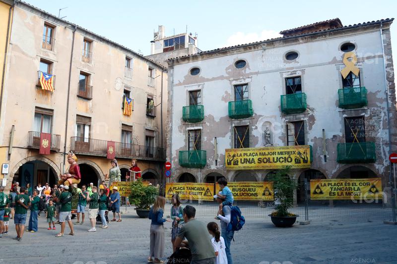 Sant Joan de les Abadesses viu una festa "atípica" perquè l'estat ruïnós d'un edifici fa prohibir actes a la plaça Major