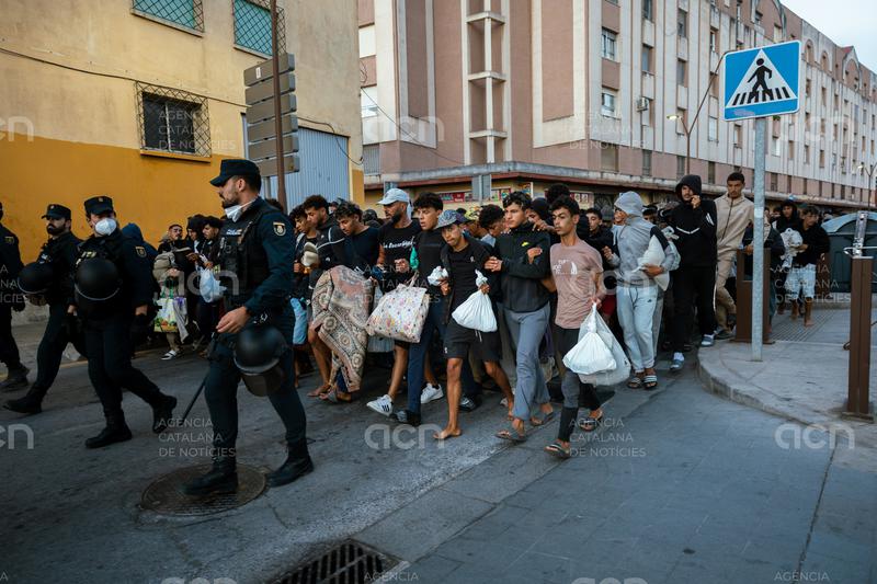 La policia trasllada centenars de migrants a una nova instal·lació temporal a Ceuta