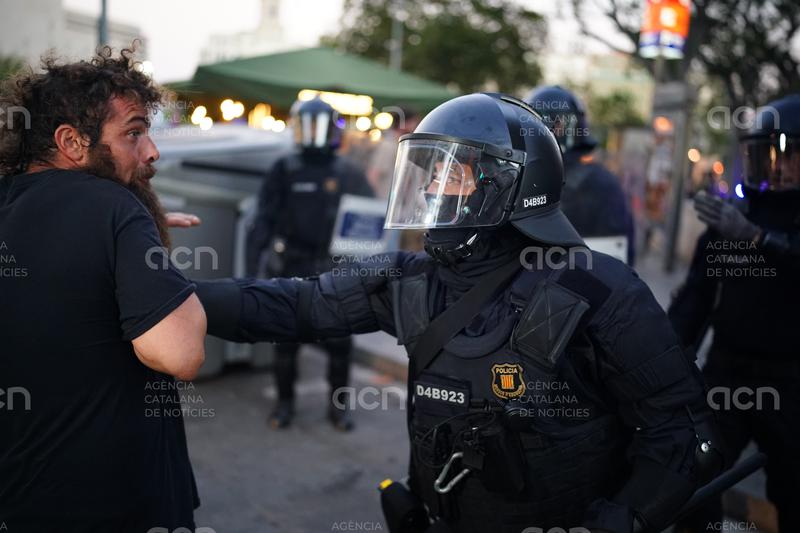 Òmnium veu “injustificable” l’ús de la força dels Mossos en els aldarulls de la nit de la Diada