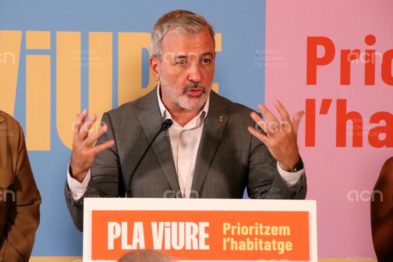 Collboni anuncia que “tots els cotxes patrulla de la Guàrdia Urbana” tindran pales detectores d’armes blanques