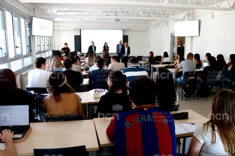 Uns 500 alumnes de la URV inicien el curs estrenant la Facultat d'Educació i Psicologia que ha estat rehabilitada