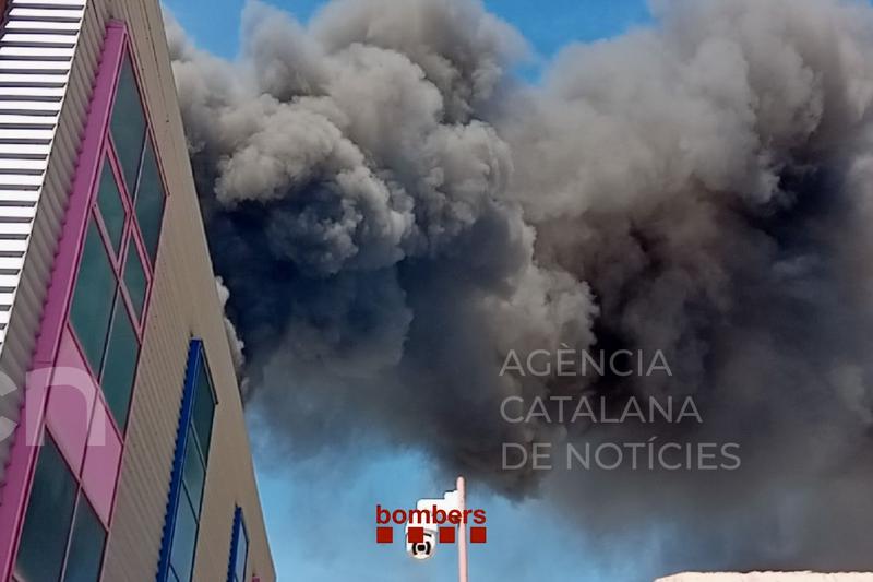 Els Bombers treballen per evitar que el foc en una indústria tèxtil de Mataró es propagui a d'altres naus de l'empresa